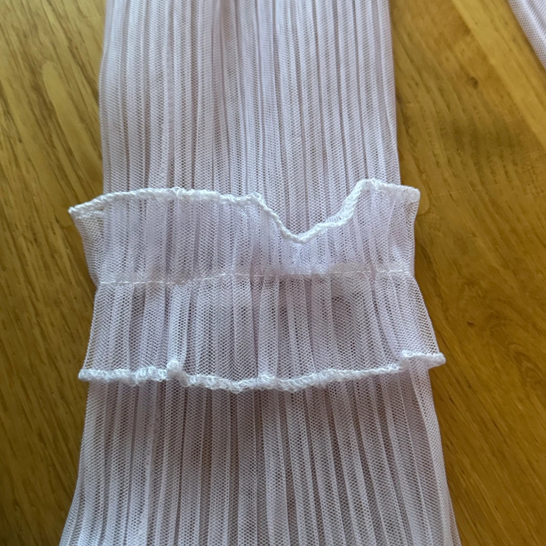 Ljusrosa extraarmar med spetsdetaljer - 93