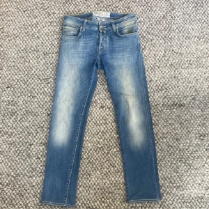 Jacob Cohen jeans - Tjena, säljer dessa feta Jacob cohen 622 jeansen. Storleken är w30 passar nån mellan 175 till 183! Skriv om ni har några funderingar.