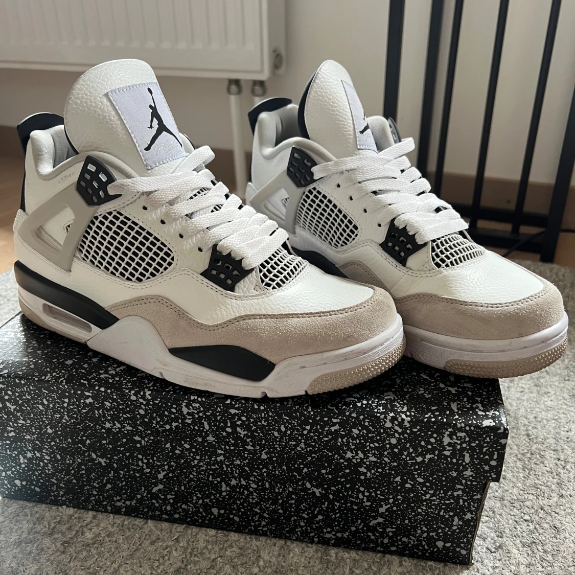 Nike Air Jordans i vit och svart - 90