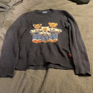 Polo stickad  - Polo stickad (skick 10/10)(stolek m) Färg blå ny pris 5700kr 