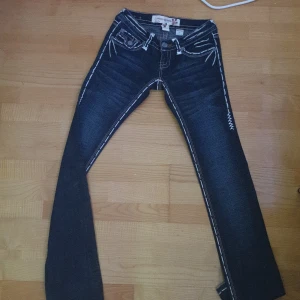 Low waist jeans  - Köpte de från vinted har ej andvänt de då de är för små i midjan, är 164 cm lång och de är även för långa men går att klippa eller vika upp. 31 cm i midjan 🥰