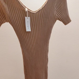 Klänning - Säljer denna fina klänning då den aldrig använts formar sig fint till kroppen och väldigt strechig🫶🏼