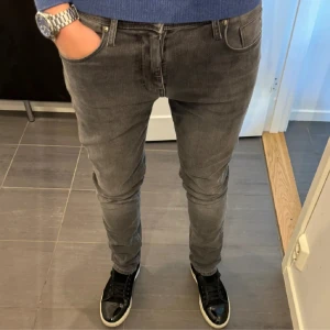 J.Lindeberg jeans  - Säljer ett par väldigt snygga  j.Lindeberg jeans i storleken 31W 32L. Jeansen är i väldigt bra skick då jag inte köpte jeansen för så längesen och jag inte andvändt dom så mycket. Nypris på dessa jeans ligger på runt 1500 o säljer dom ändats för 499