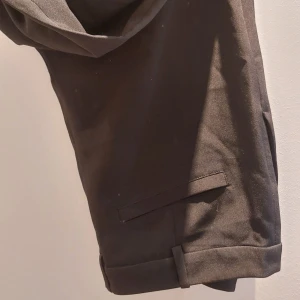 Kostymbyxor - Säljer dessa kostymbyxor som använts få tal gånger, de är svarta och utsvängda (skriv för fler bilder)🖤