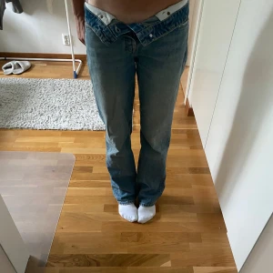 Zara jeans - Snygga zara jeans i jättebra skick (”slitningar” ingår i designen)! Det går att vika ner midjan för att göra de lågmidjade, passar då även mig som brukar ha 36. Innerbenslängd 81 cm, midjemått runtom inuti 82 cm. Se min profil för fler snygga jeans!💕