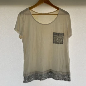 KappAhl vit t-shirt - Säljer en snygg vit t-shirt från KappAhl i storlek 40/42. Finns lätt missfärgning annars bra skick. Hör av er vid eventuella frågor!!