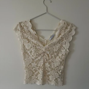 Spetstopp krämvit🤍 - Perfekt skick då den är oanvänd och endast testad. Toppen är jättefin men inte min stil, därav säljer jag den🤍