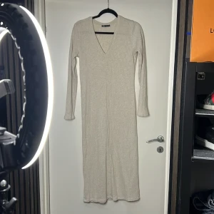 Stickad klänning  - Beige/ gräddvit stickad klänning från Zara i strlk L.