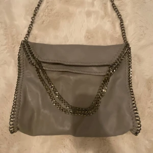 Stella Mccartney liknande - Rymlig väska med jätte bra skick, knappt använd. Säljer då den inte kommer till användning. Pris kan diskuteras 