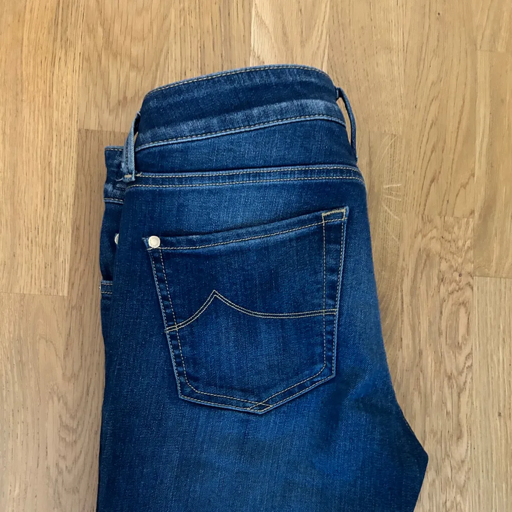 Säljer dessa sjukt feta Jacob cohën jeans i w27. Extremt bra skick, inga defekter. Jag säljer dem för att dem var lite för små. Hör av er vid frågor. Jeans & Byxor.