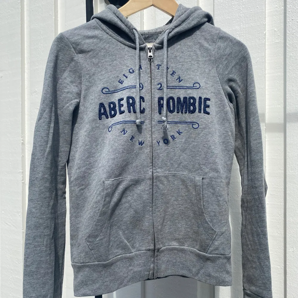 Hoodie med dragkedja från Abercrombie and Fitch. . Hoodies.