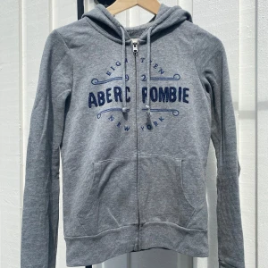 Zip Hoodie - Hoodie med dragkedja från Abercrombie and Fitch. 