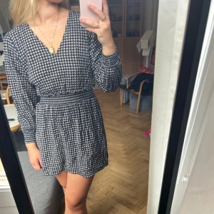 Zaraklänning - Söt miniklänning från Zara. Storlek S💕