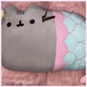 Medelstor pusheen plushie 🩶