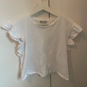 T-shirt med volangärm  - Fin t-shirt med volangärm från zara