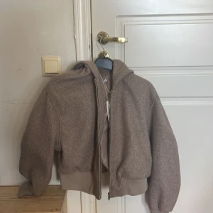 Zara jacka  - Helt ny jacka från zara. Prislappen är kvar. Aldrig haft 