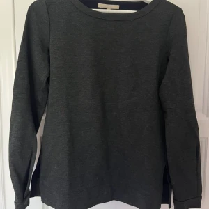 Marc O’Polo tröja - En lite mörkgrå tjockare långärmad tröja från Marc O’Polo, väldigt mjuk 🩶 Använd 1 gång!