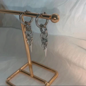 Örhängen  - Så snygga örhängen  Köp för  99kr/st  Eller 185kr/par  Finns i guld också  Modell 097