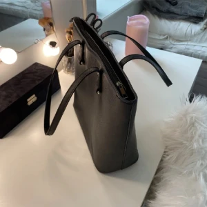 Handväska  - Säljer min jättefina väska då den tyvärr inte kommer till användning💗 Inga defekter. Fungerar som skolväska då både dator och anteckningsblock får plats❤️ Pris går att diskutera🌼