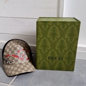 Gucci snake cap - En äkta gucci keps som knappt är använd skick 9/10 en riktigt stilig keps som går att matcha med nästan allt box, kvitto och tags medföljer 