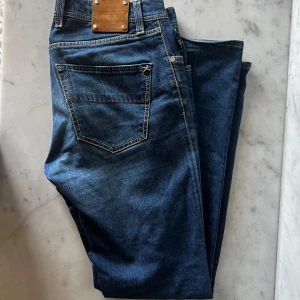 Tramarossa jeans  - Tjena, säljer nu dessa skit snygga jeans från Tramarossa | Storleken är 32 | Färgen är mörkblå och skicket är 9/10 | Modellen är 182 cm lång | Nypris 3000kr |Hör gärna av dig vid minsta lilla fundering 😊 
