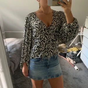 Blus - Så söt blus från h&m, toppen skick, använd några få gånger. Är i strl M, jag har strl S.