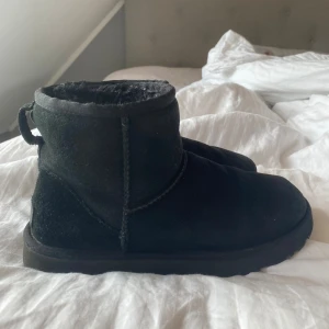 Uggs - Buda från 700!! Högsta budet hittills 💕Storlek 39 Säljer för 1500kr men kan också byta mot ett par i storlek 36/37 💞 Skriv för frågor eller fler bilder  💞💞