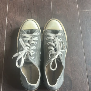 Converse - Bra skick, missfärgade. 