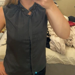 Blus  - Supersöt blus med pärlor och stenar vid kragen💓använd gärna köp nu 