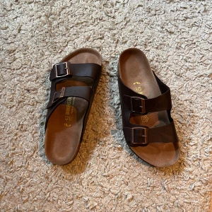 Birkenstock - Hjälper min kompis o sälja sina birkenstocks🙌🏼. Dom är knappt använda o är i mycket fint skick. Hör av om du har frågor❣️