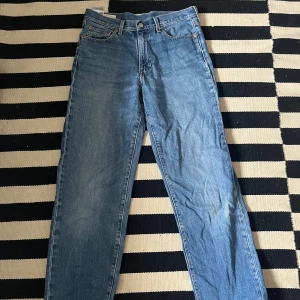 Levis jeans - Säljer mina Levis jeans i mörkblå, jeansen har använts nån enstaka gång och är i väldigt bra skick, storleken är W30 och L34, det är bara att skriva vid minsta fundering, priset är inte hugget i sten!