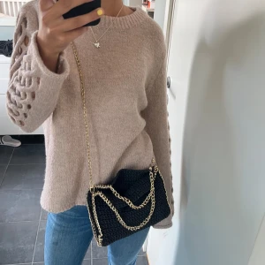 Virkad väska  - Jätte fin virkad stella mc cartney liknade väska köpt för 600 kr och sen omgjord! Skriv för fler bilder! 