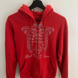 Röd kofta - En jätte fin röd kofta med diamanter, storlek m, original pris 450