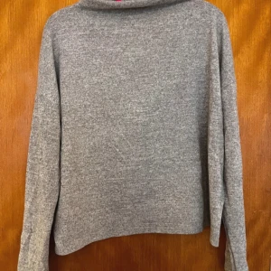 Grå stickad tröja från VILA - Säljer en supermysig grå stickad tröja från VILA. Den har en lös passform och långa ärmar, perfekt för höst och vinter. Oversize och mycket stretch. Katt finns i hemmet, men allt jag säljer är nytvättat och rollat ✨