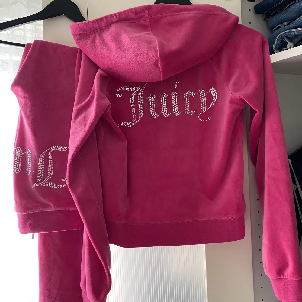 Säljer detta nästintill oanvända juicy set i en så fin rosa färg! Har fått många komplimanger dom få gångerna jag bärt det.🤍. Tröjor & Koftor.