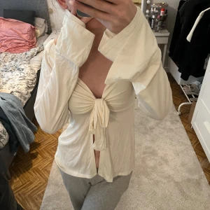 Designbysi tröja  - Säljer min jättefina tröja ifrån desginbysi då den inte kommer till användning längre. Nypris är 400 säljer för 250 💕