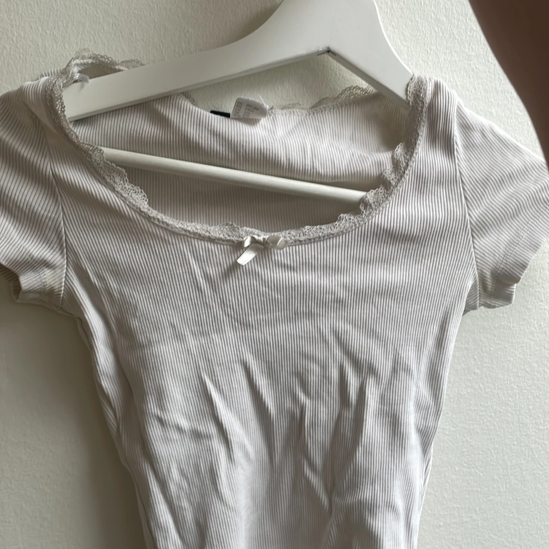 En fin uringad tröja 😻 Lagom använd men fortfarande en fräsch vit färg💕 säljer då jag har växt ur den tyvärr.