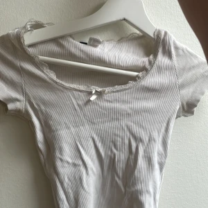En fin uringad tröja 😻 Lagom använd men fortfarande en fräsch vit färg💕 säljer då jag har växt ur den tyvärr. - Bra skick 😊 storlek xxs men den är liten i storleken.🥰 passad perfekt att ha under en kofta tex 💕