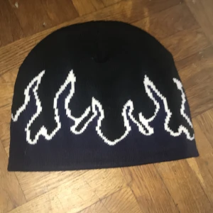 Flames  beanie - Bra skick