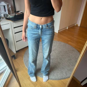 Blåa jeans - Säljer dessa jeansen från weekday eftersom de inte blvit använda på ett tag. Jeansen är i storlek 25/32, skriv gärna om ni har några frågor!🫶