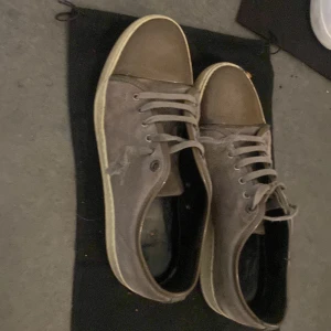 Lanvin - Säljer mina lanvin eftersom har tröttnat på dem. Snörena är det enda problemet men går att byta ut själv skick 7/10  Dm för fler frågor