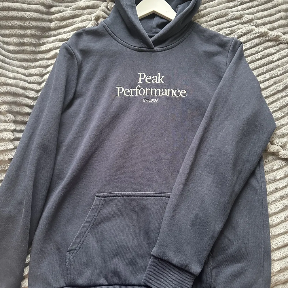 Säljer min Peak performance hoodie då den aldrig kommer till användning längre. Köpt på kids brand store för 699 men säljer den för 340. Storlek 170 vilket motsvarar att den passar till folk som har xs/s på kläder.. Hupparit & Collegepaidat.