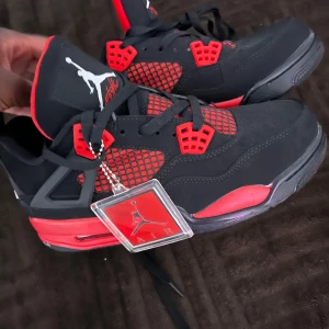 Air Jordan 4 (retor red thunder) - Säljer mina jordans då jag inte gillar färgen, använd en gång ( inomhus) äkta!!! Kvitto kan komma med i frakt eller om man vill mötas upp! Köpt för 5989