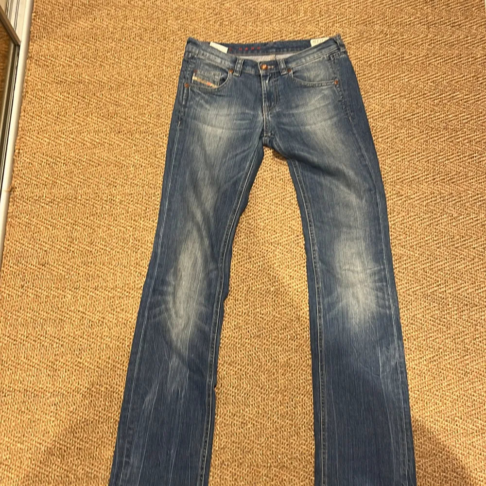 Jättesnygga, ljusblåa diesel jeans! Dem är lågmidjade och bootcut. Säljer då de är lite för tajta för mig. . Jeans & Byxor.