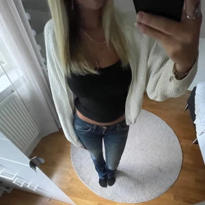 Stickad cardigan - Stickad cardigan från monki. Storlek XXS men passar mig som vanligtvis är en S🩷