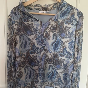 Vila blus - Skitsnygg blus från Vila, sparsamt använd och fint skick  Nypris 420kr😘