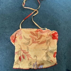 Blommigt Y2K linne  - Somrigt Y2K linne i meshtyg med blommigt mönster 🌺  Passar väldigt fint till de flesta underdelar och sitter väldigt snyggt på!  