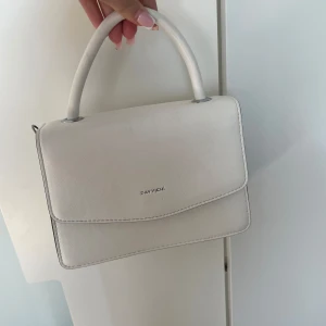 Vit böska - Jättefin vit väska, topp skick därför lite dyrare. Använd 1 gång. 