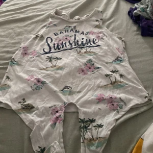 Linne -  Ett linne som man kan knyta längre ner i magen superfin lite blommor och lite sommar grejer på