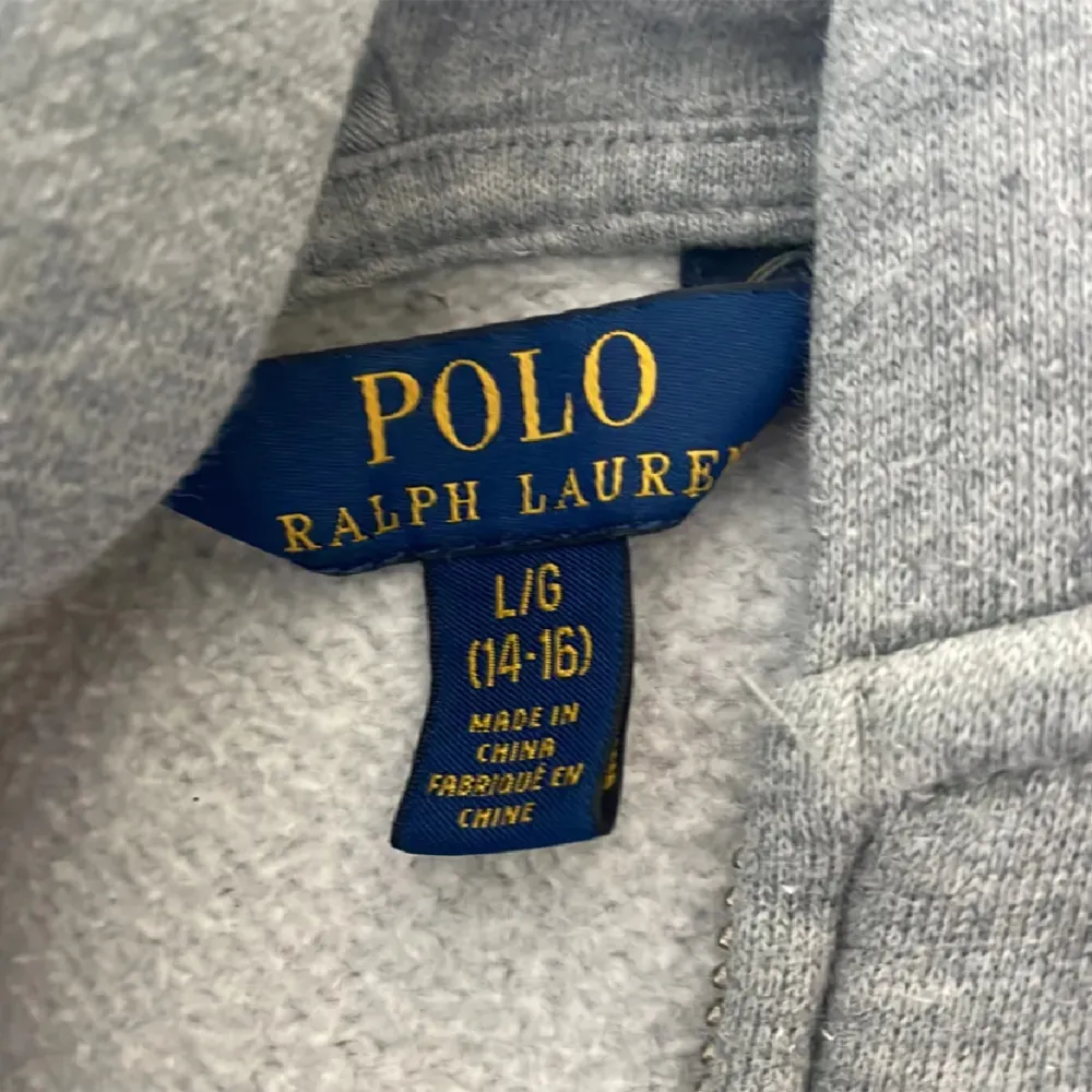 Hej säljer min Ralph lauren tröja då den har blivit för liten. Skicket är 8/10 priset kan diskuteras. Skriv till mig ifall du har några frågor.. Hoodies.